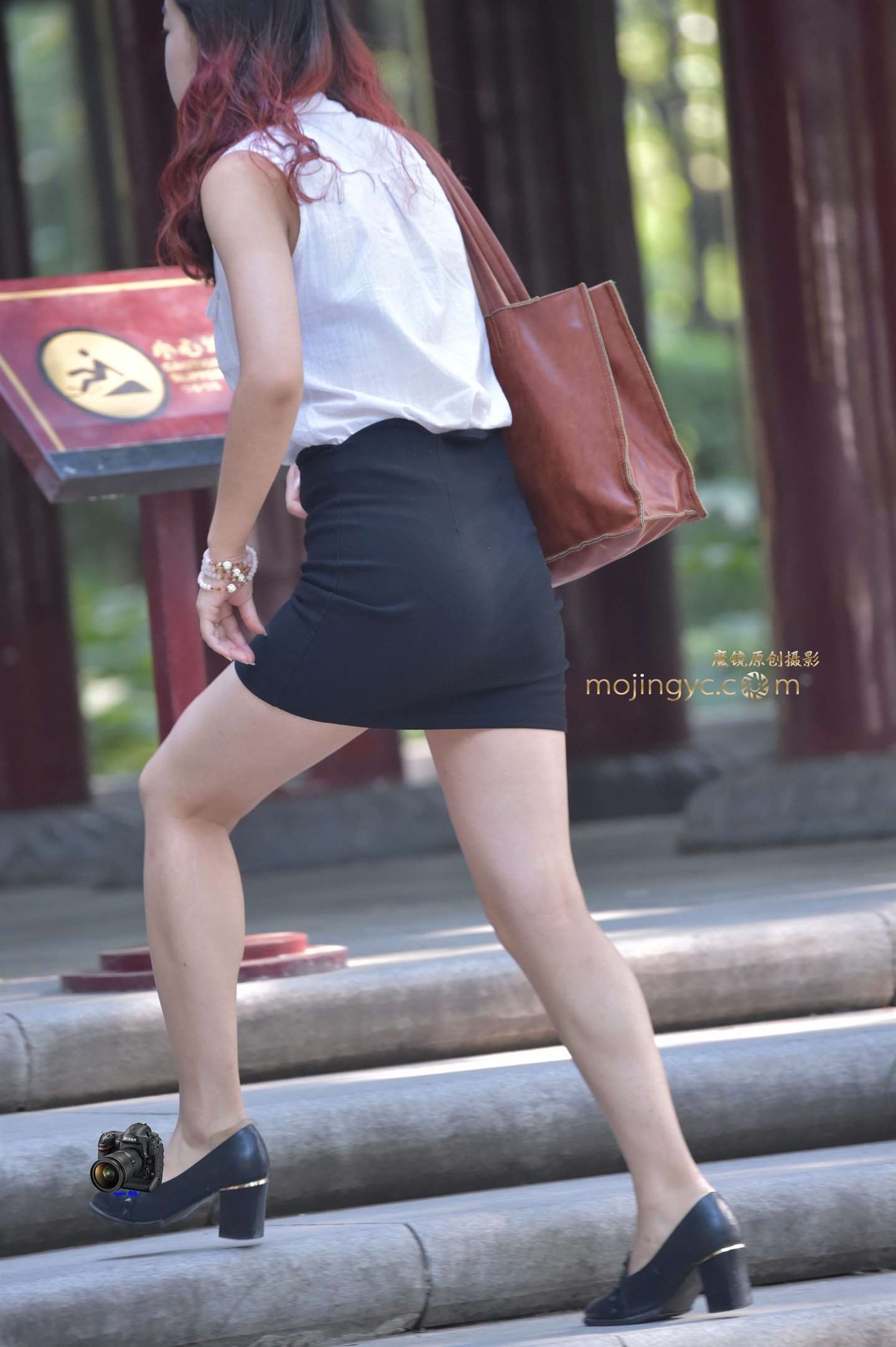 2015-07-09上台阶的黑色一步裙少妇（8P）-流行馆