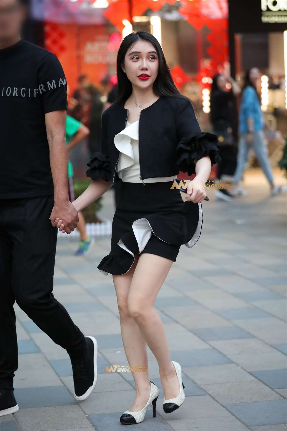 时尚连衣短裙美女,一双美腿很吸睛-街拍流行馆