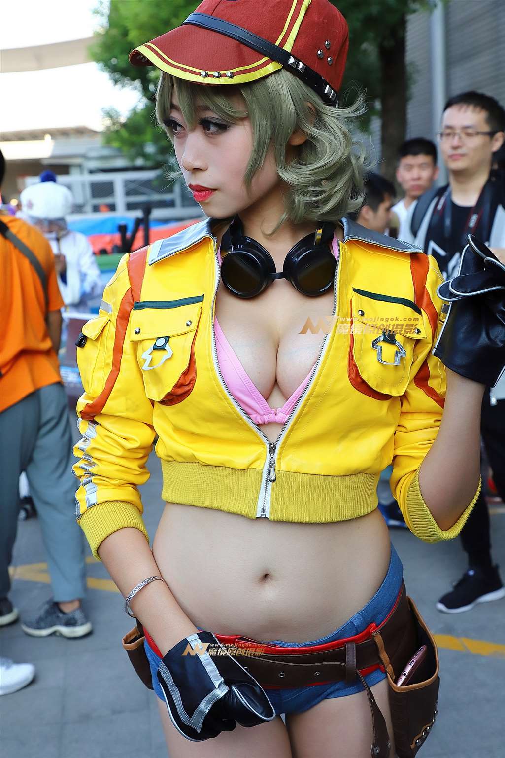 紧身黄色露脐装cosplay-流行馆