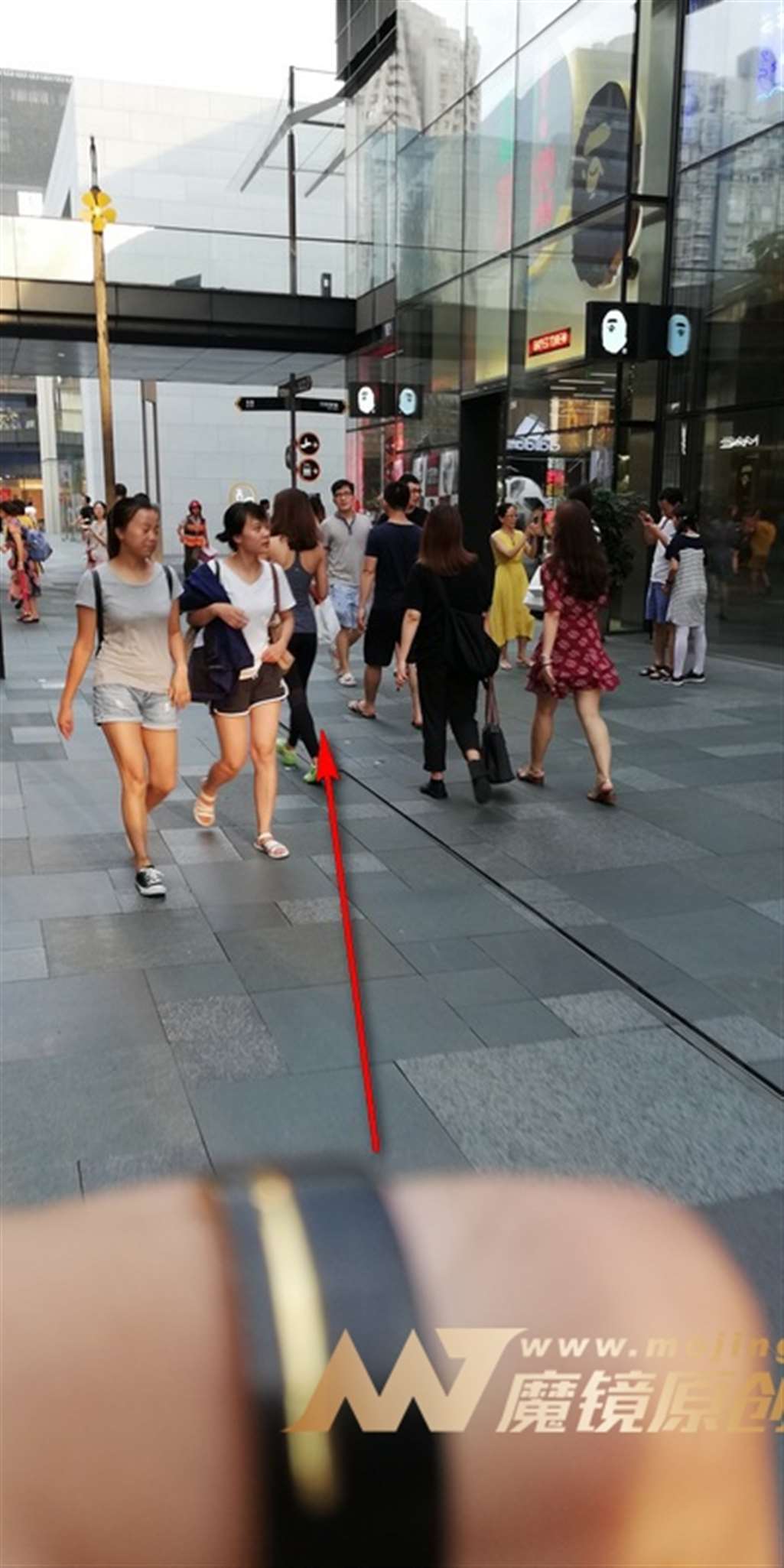 图片[3]-【视觉冲击赛贴】截住匆忙的紧身裤美眉-流行馆