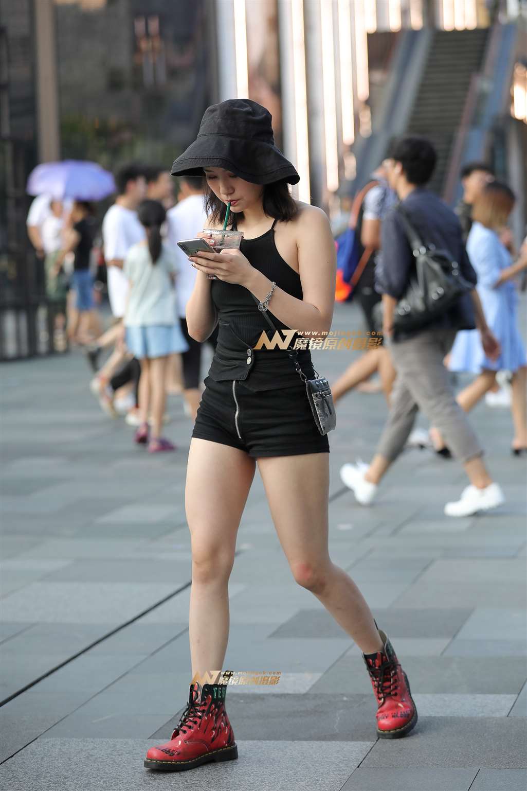 图片[5]-【凯恩赛贴】看手机的热裤女孩-流行馆
