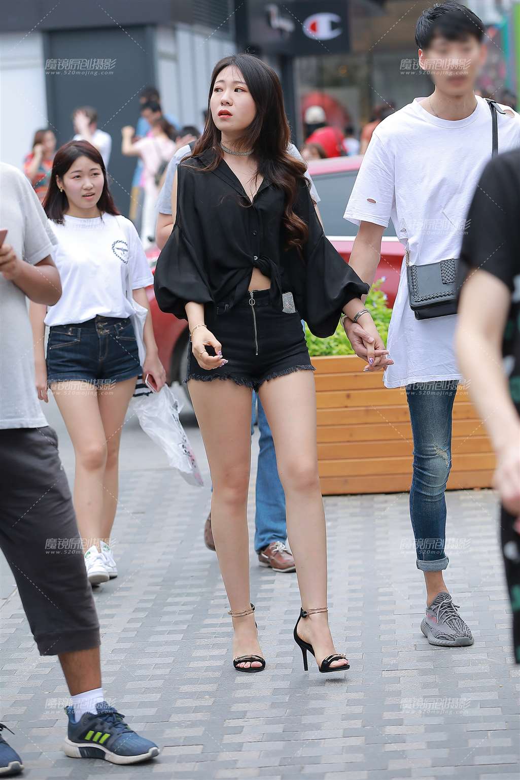 穿插在人群中的美腿高跟女友-流行馆