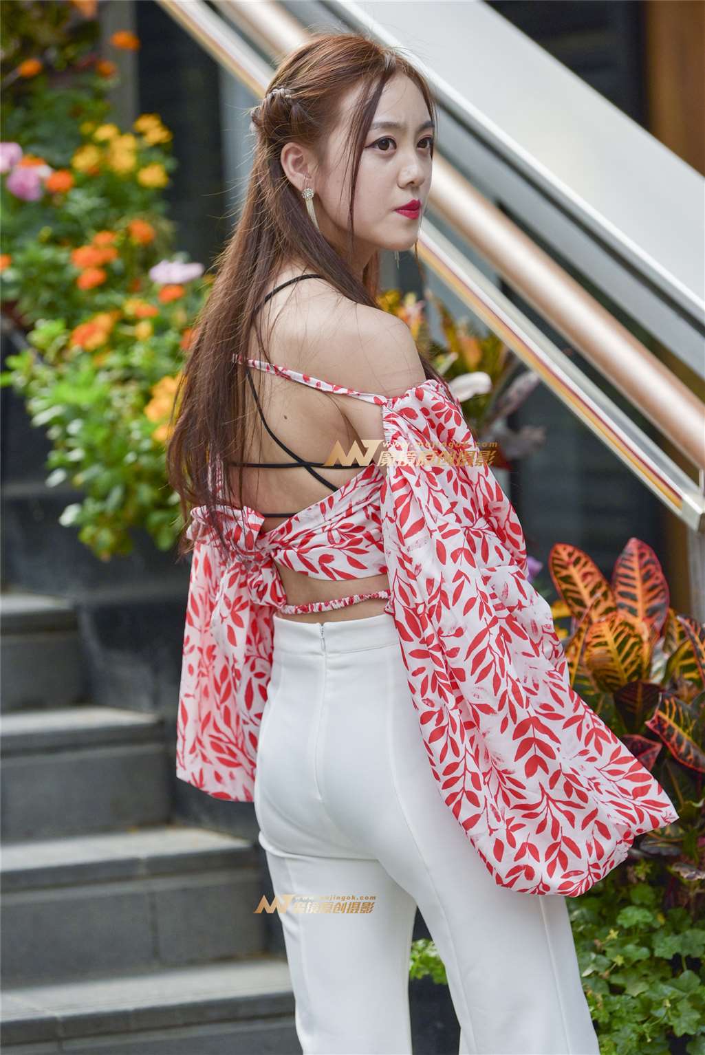 图片[4]-时尚一字肩白色喇叭裤美女-流行馆