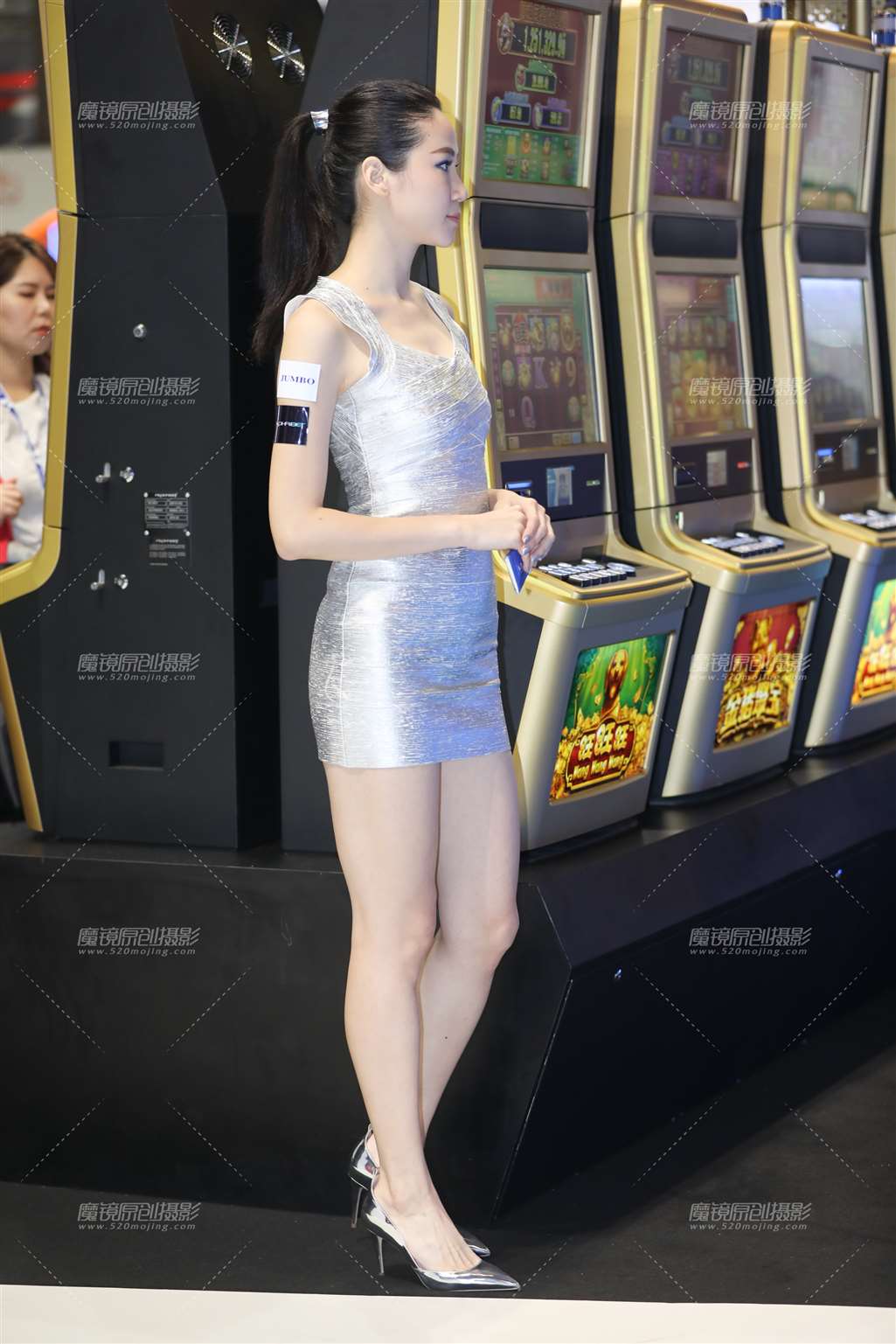 图片[3]-银色连衣裙模特-流行馆