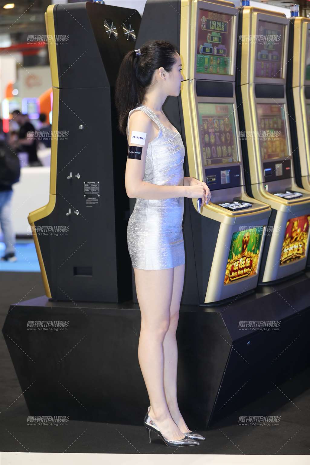 图片[5]-银色连衣裙模特-流行馆