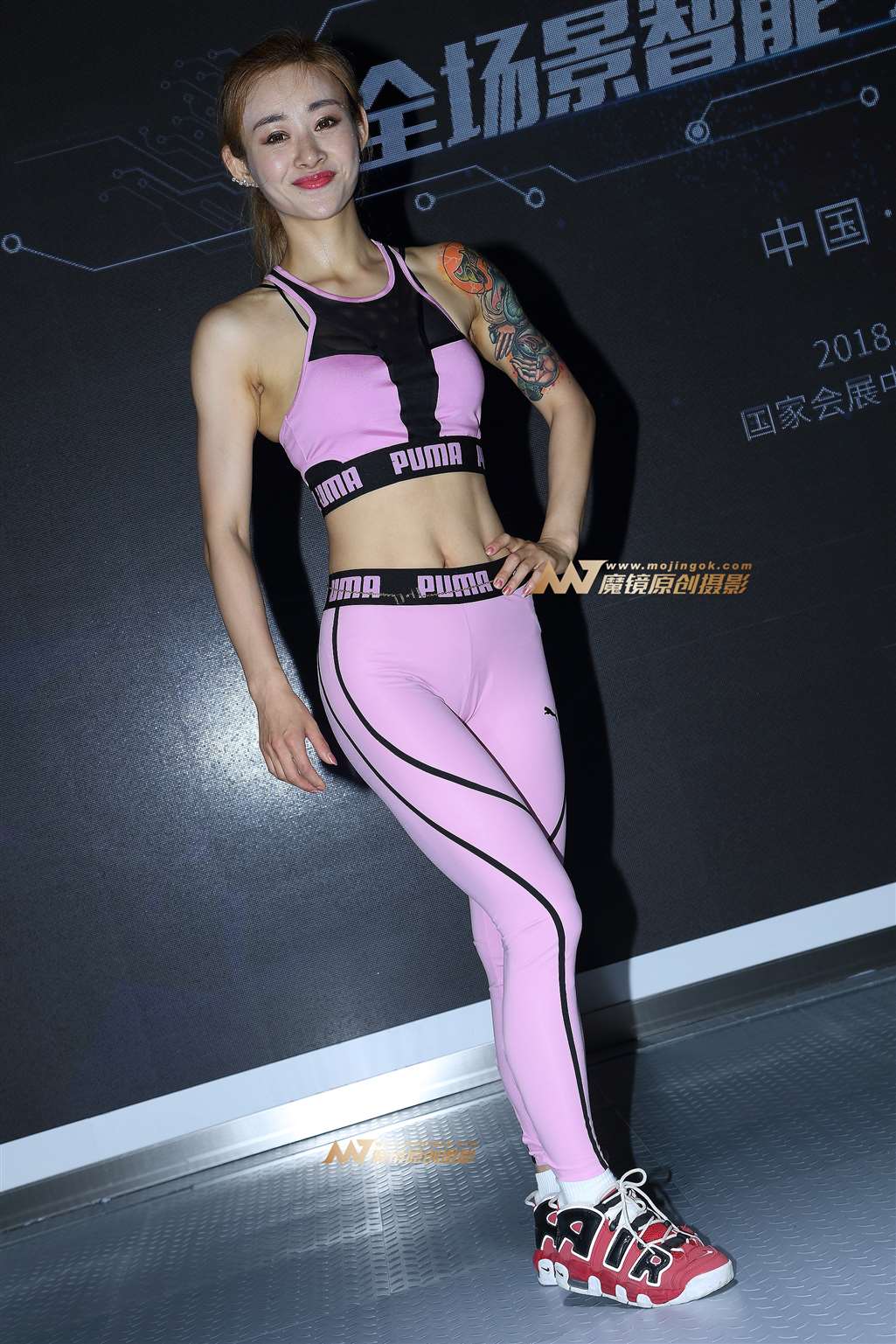 玩运动球的火辣美女-流行馆