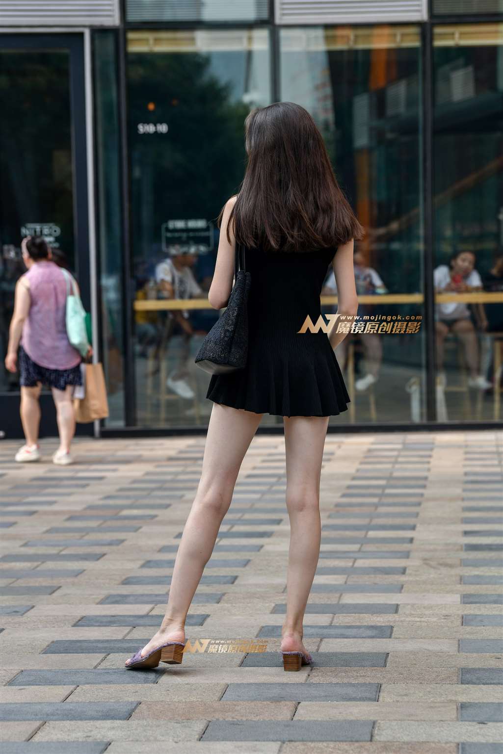 图片[2]-黑短裙长腿美女-流行馆