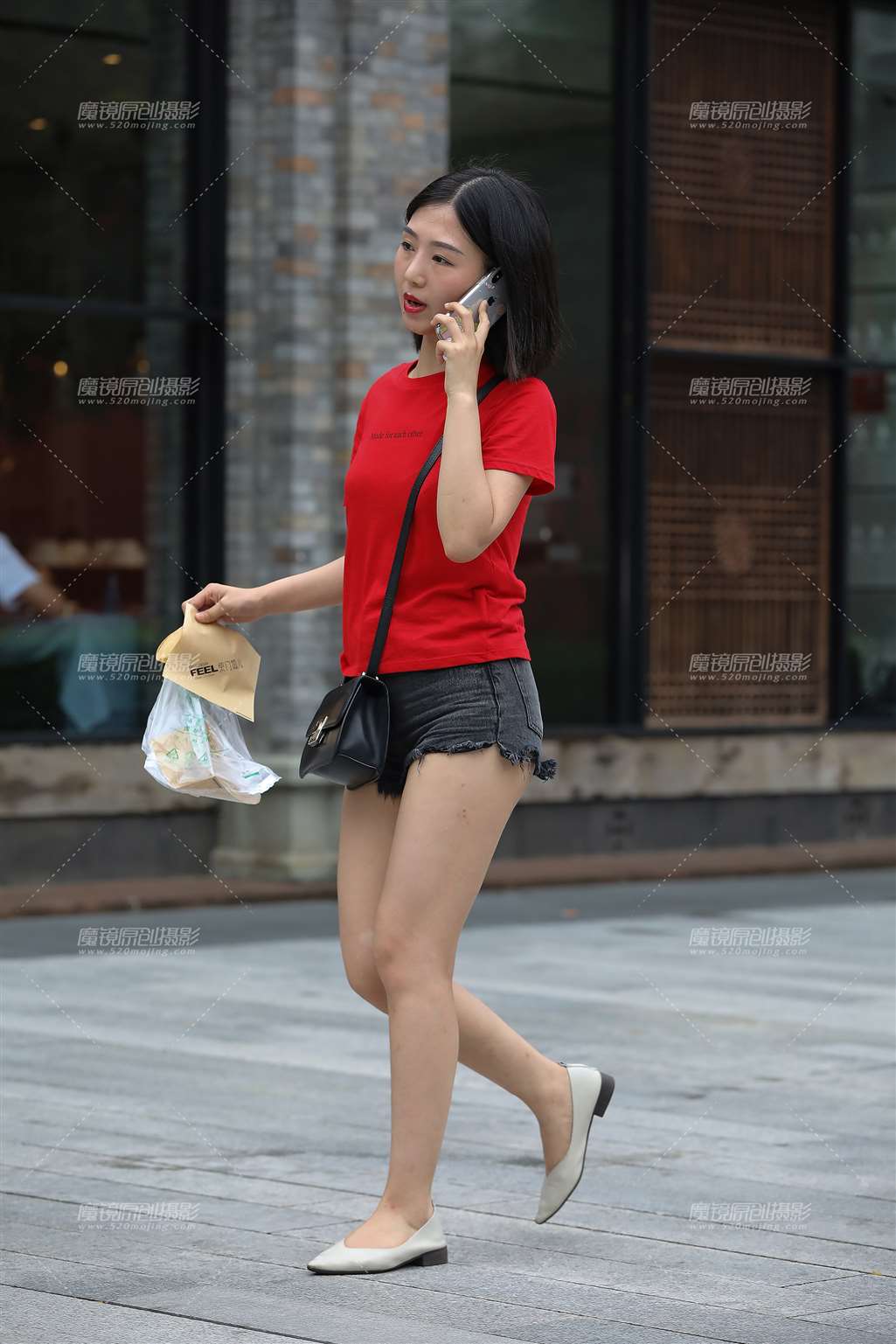 眉清目秀，热裤大白腿美眉-流行馆