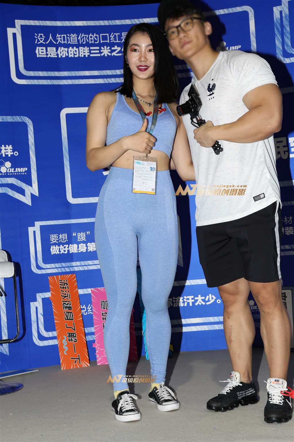 图片[1]-蓝色瑜伽裤美女-流行馆