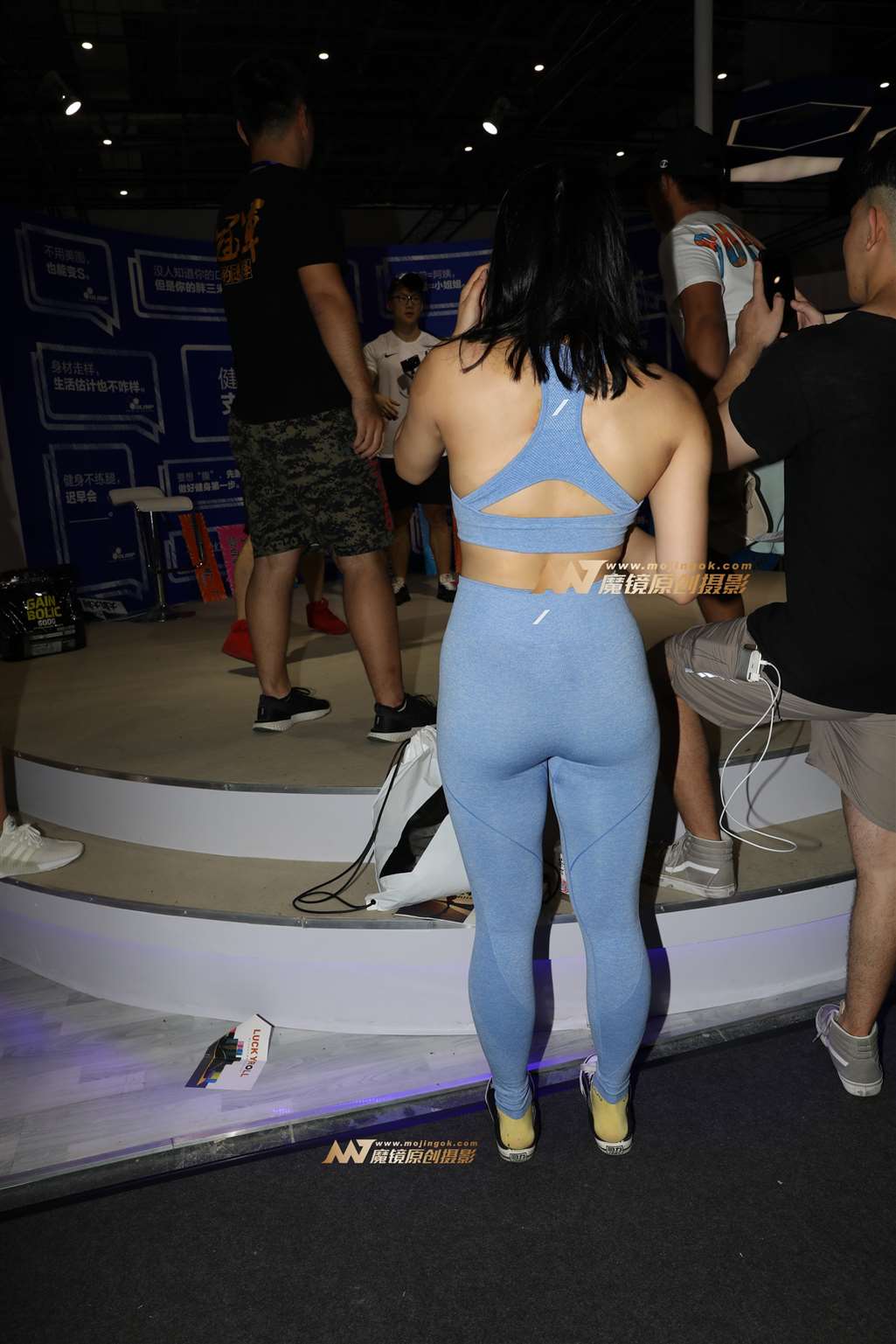 图片[4]-蓝色瑜伽裤美女-流行馆