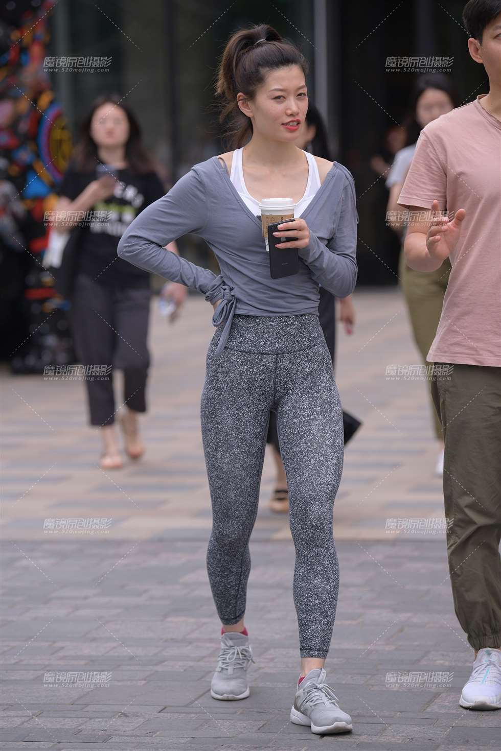 【街拍之魂赛帖】喝咖啡的紧身裤美女-街拍流行馆