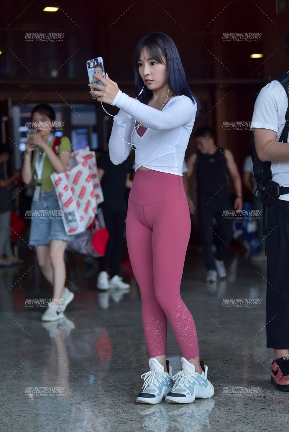 【赛德克赛帖】玩直播的甜美小姐姐 回头率真高-街拍流行馆
