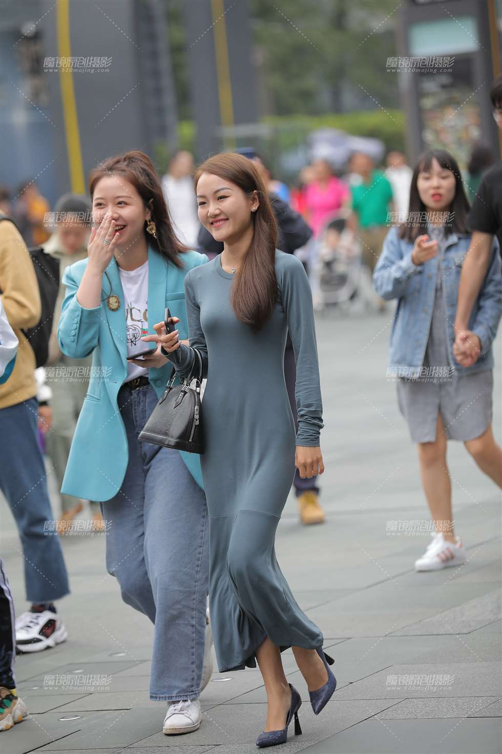 娇小玲珑的小姐姐 女人味十足-街拍流行馆