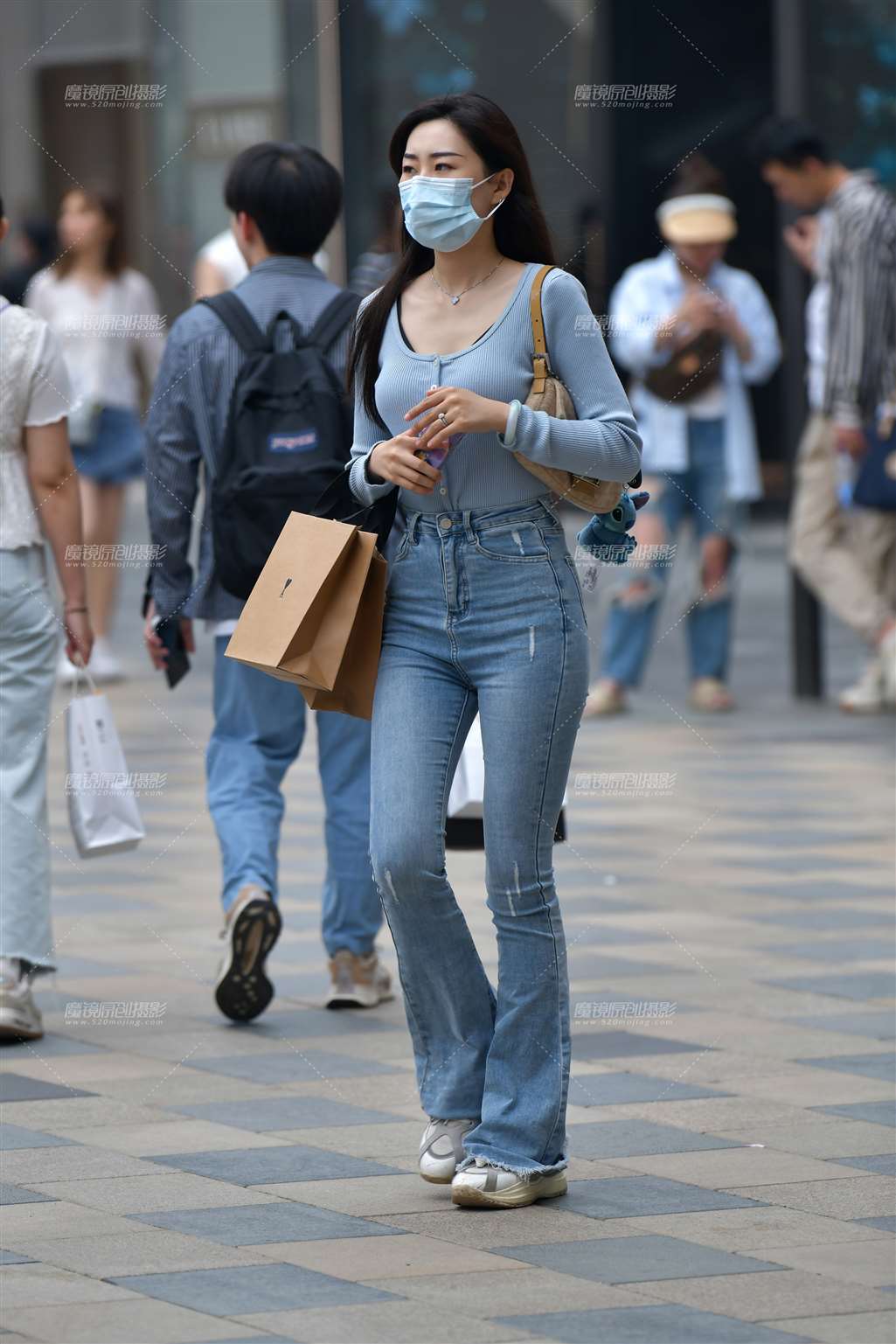 逛街牛仔裤苗条美女-流行馆