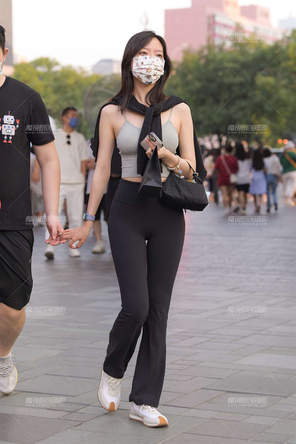 黑色瑜伽裤美女-流行馆