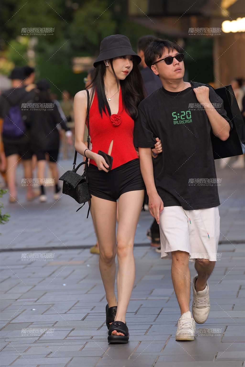 红衣黑帽小妹-流行馆