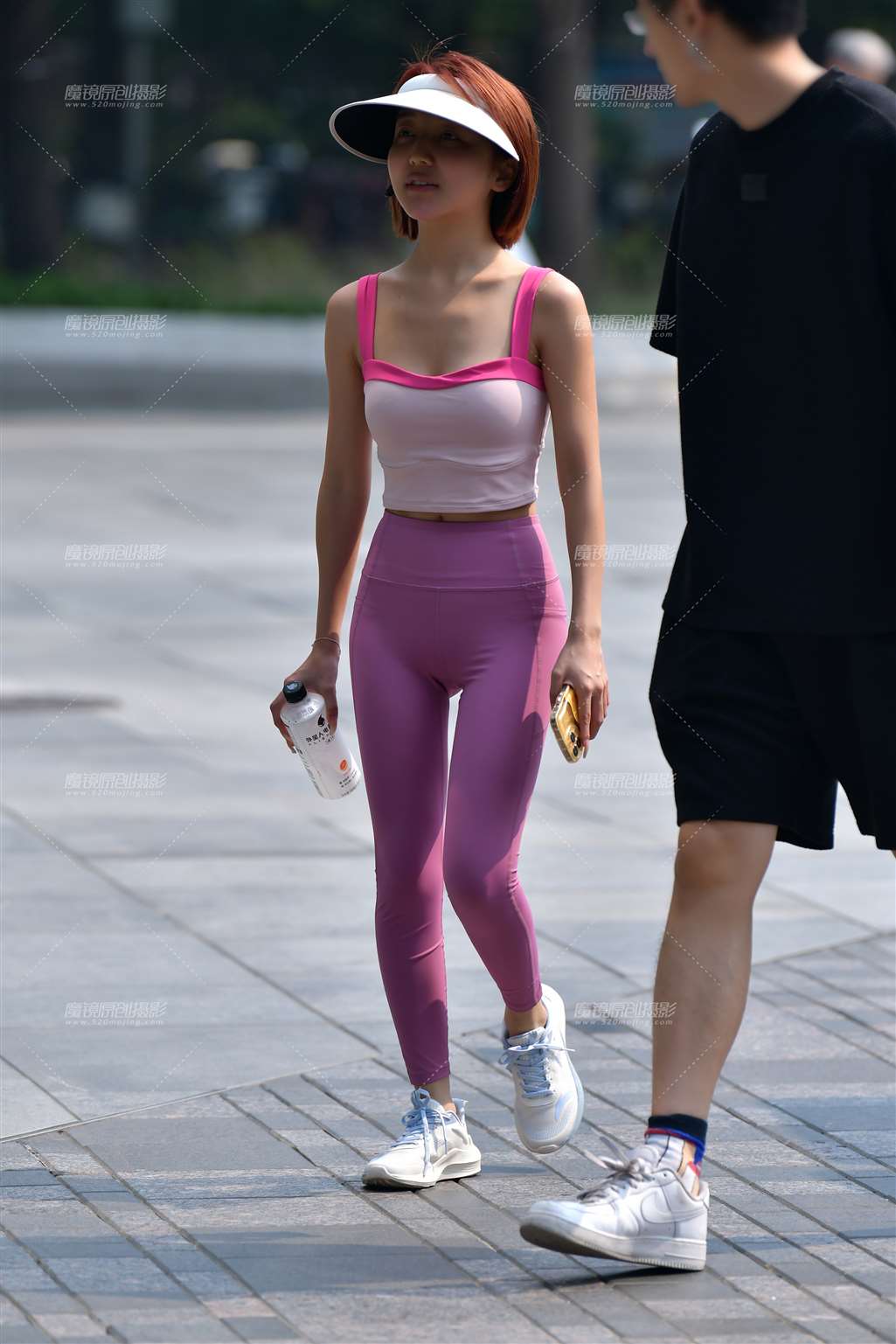 艳丽水粉瑜伽裤美女-流行馆