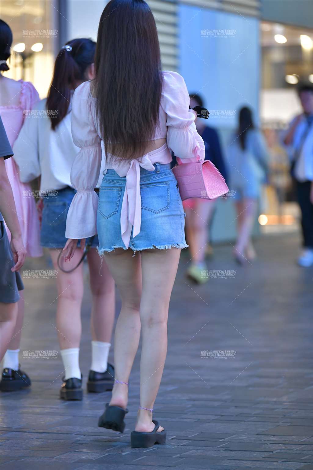 图片[2]-逛街牛仔裙美女-流行馆