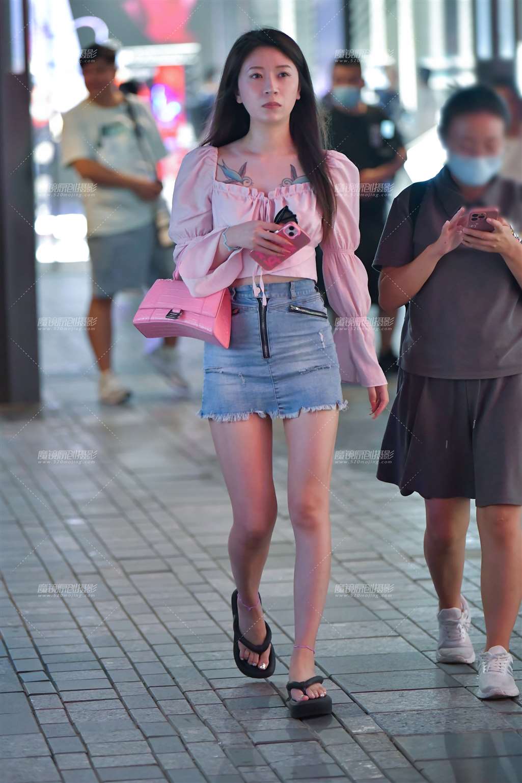 图片[3]-逛街牛仔裙美女-流行馆