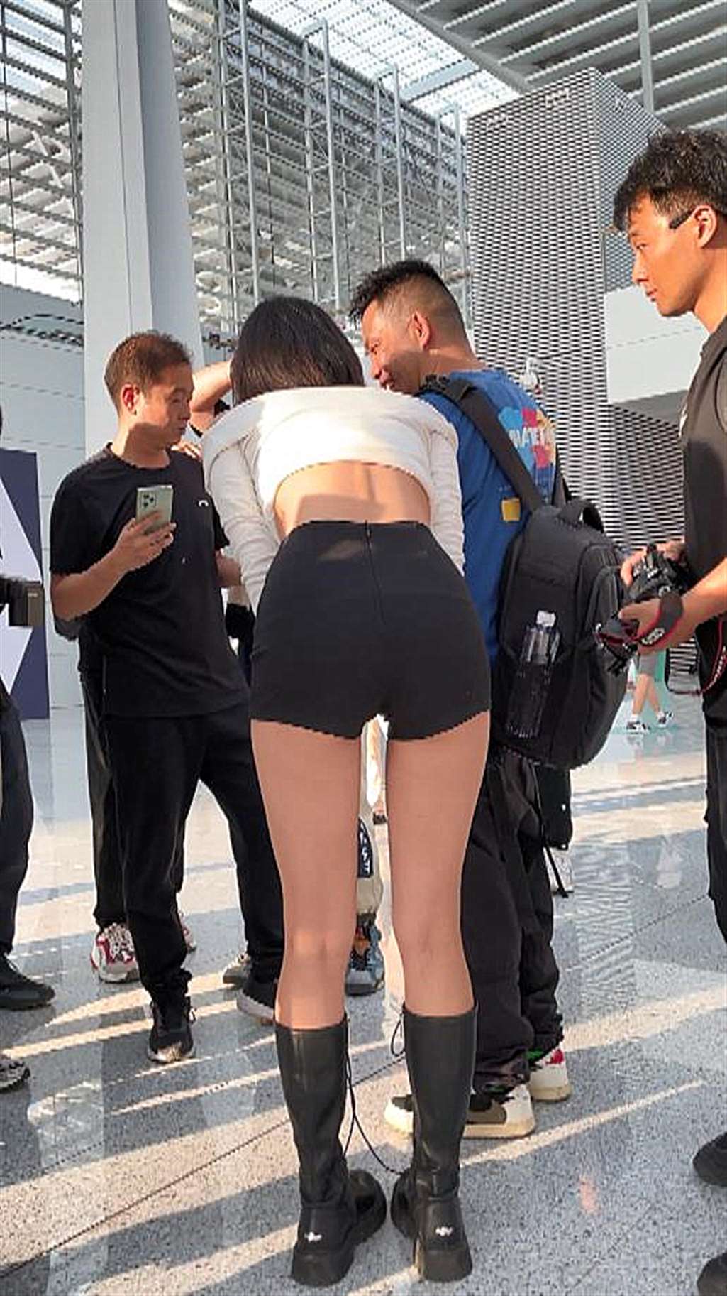 图片[3]-【玻璃街拍】热裤美女-流行馆