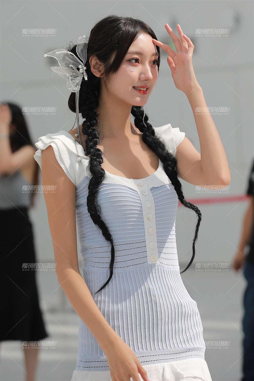 【玻璃街拍】长腿短裙小妹-流行馆
