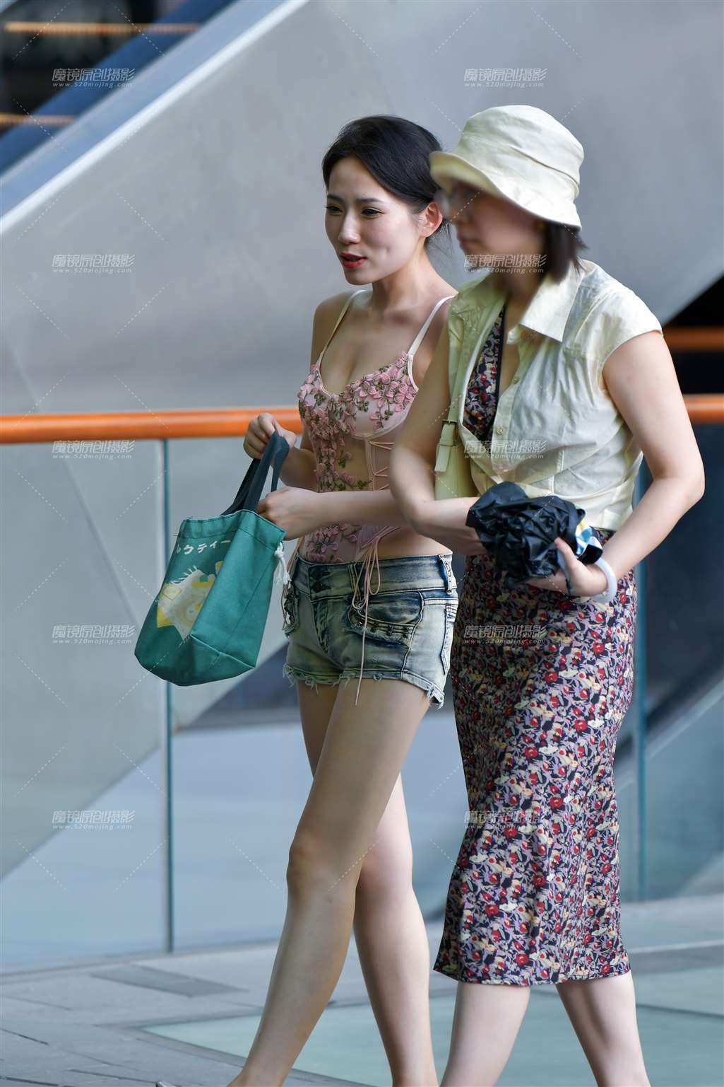 图片[4]-骑行牛仔热裤美女-流行馆