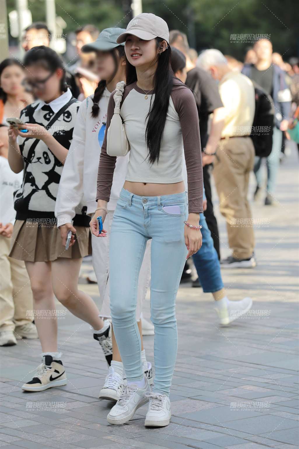 图片[3]-【玻璃街拍】浅牛仔裤小妹-流行馆