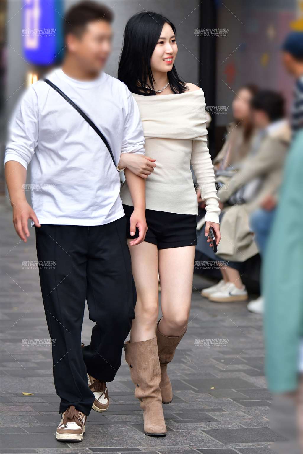 甜美黑色热裤美女-流行馆