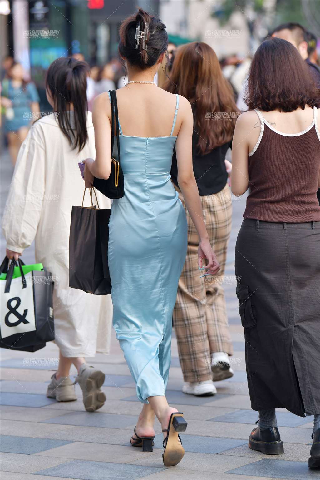 图片[2]-吊带长裙美女-流行馆