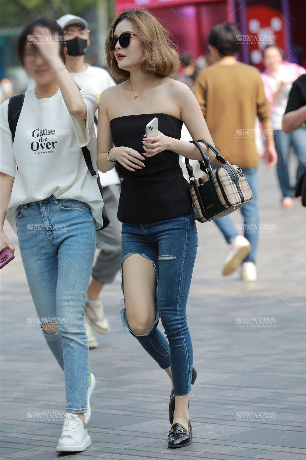 图片[3]-【玻璃街拍】破洞牛仔裤美女-流行馆