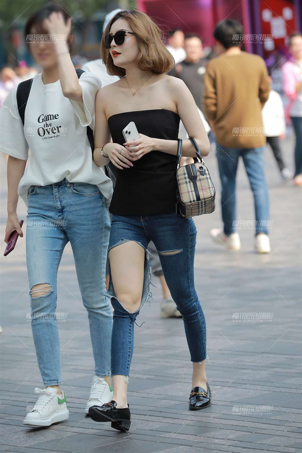 图片[4]-【玻璃街拍】破洞牛仔裤美女-流行馆