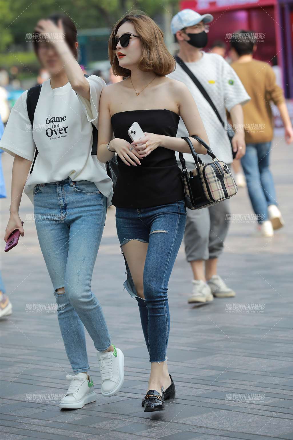 图片[5]-【玻璃街拍】破洞牛仔裤美女-流行馆