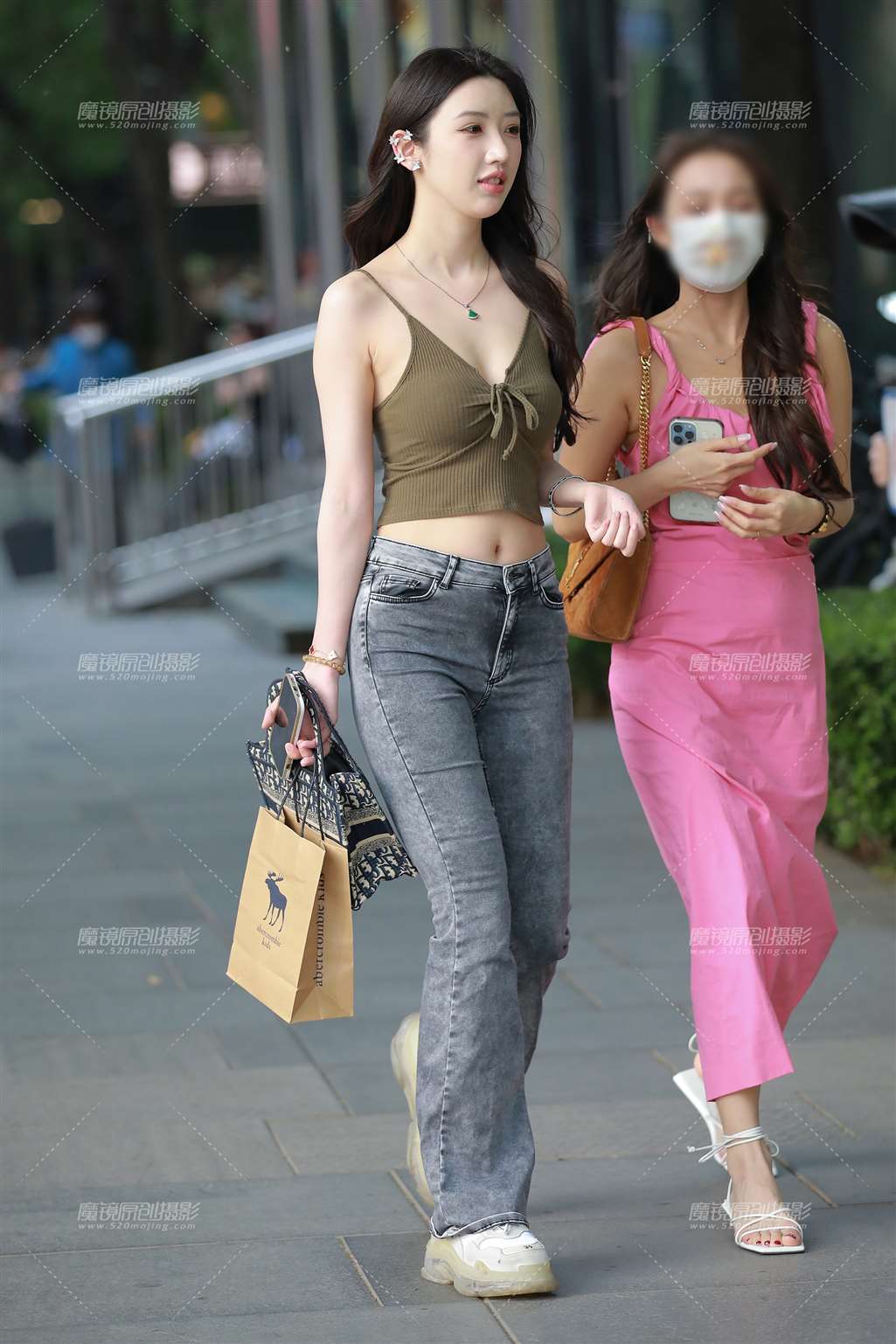 图片[4]-【玻璃街拍】灰色牛仔裤小姐姐-流行馆