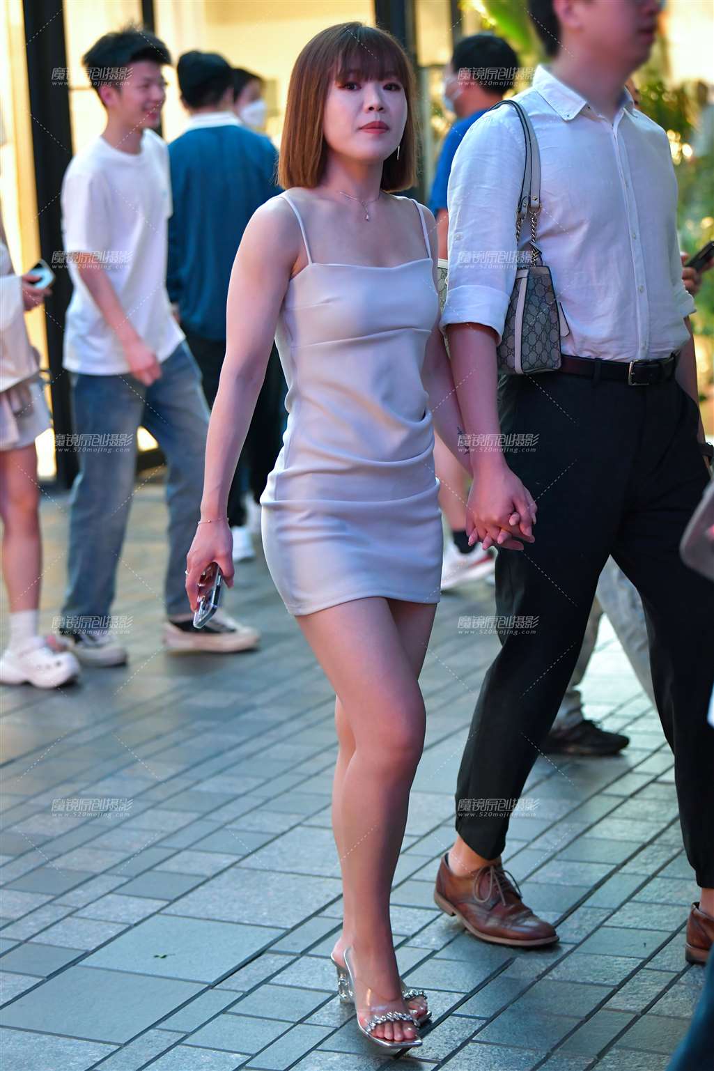 米白连衣裙美女-流行馆
