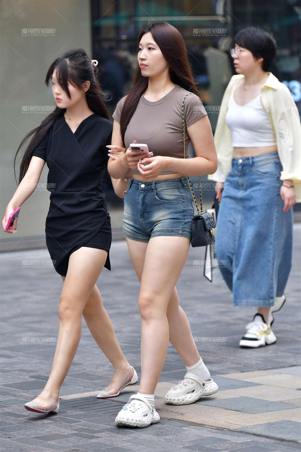 微微丰腴牛仔热裤美女-流行馆