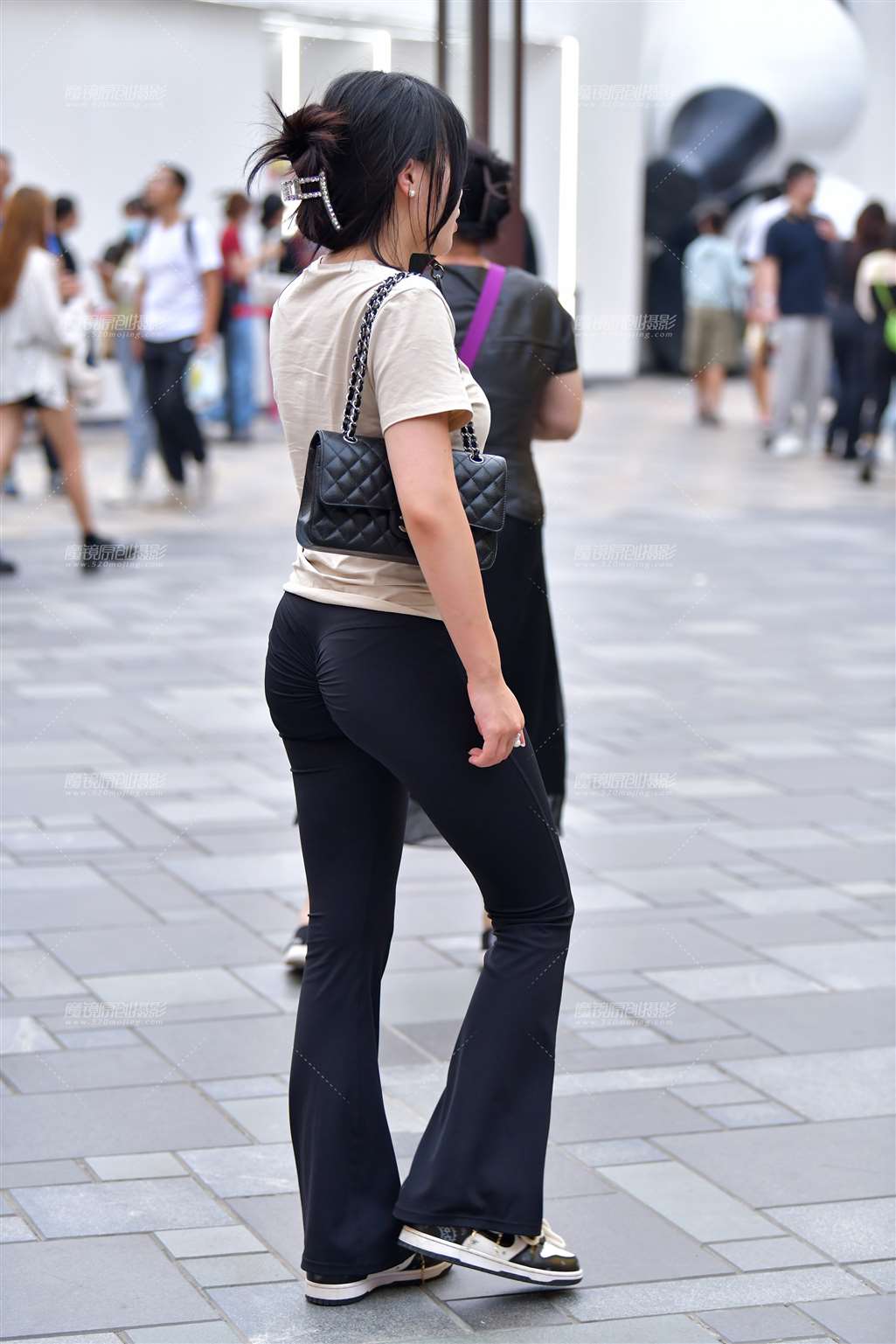 图片[2]-换个发型紧身裤美女-流行馆