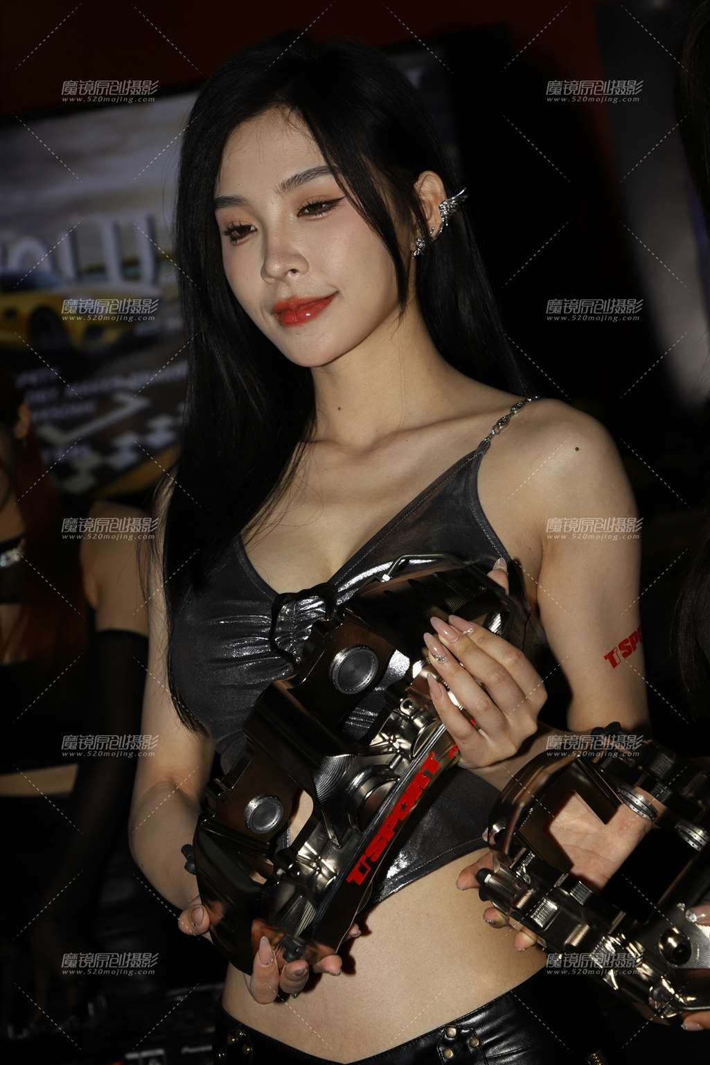 图片[5]-银色抹胸黑色热裤-银色耳饰-流行馆