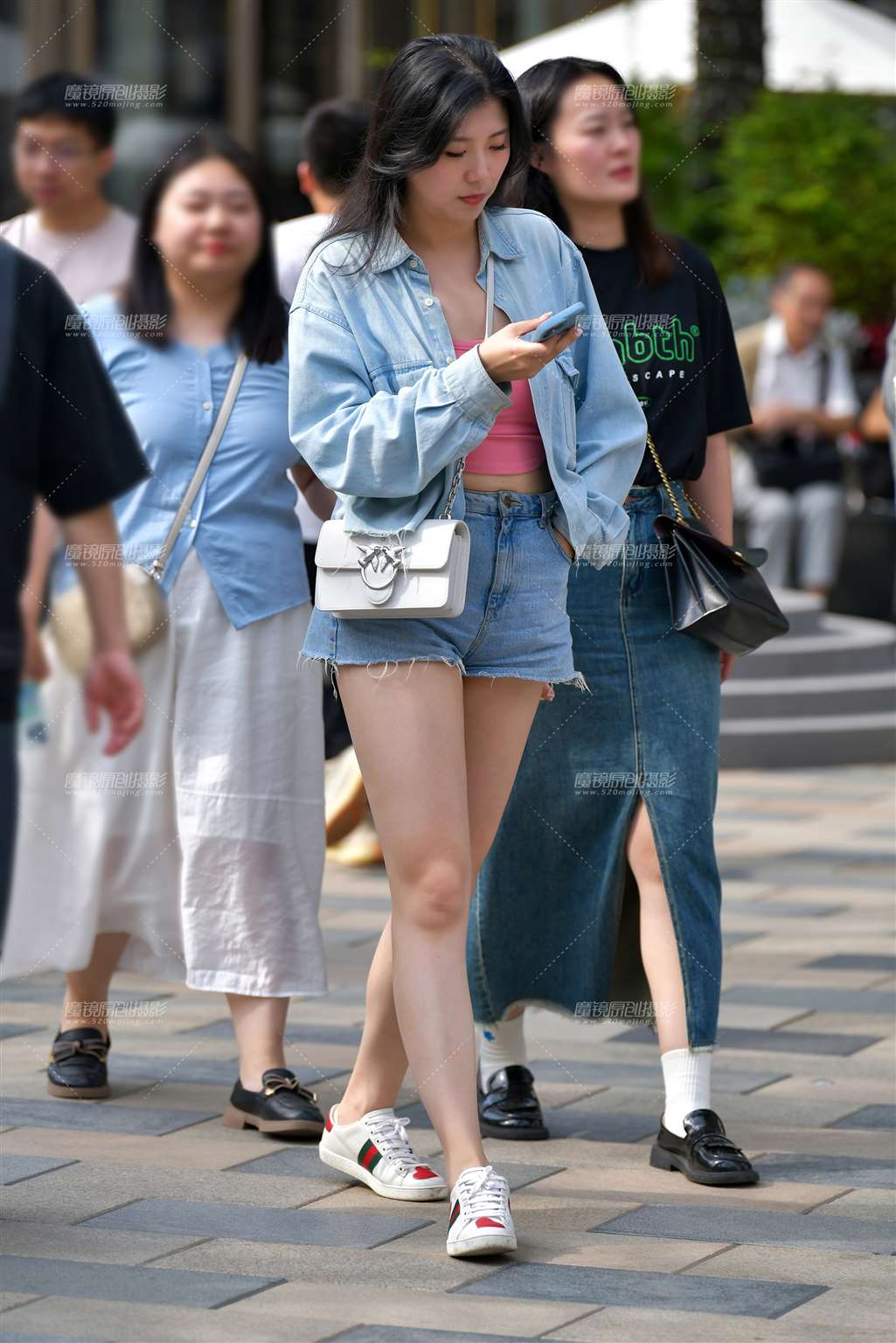 牛仔热裤素颜美女-流行馆