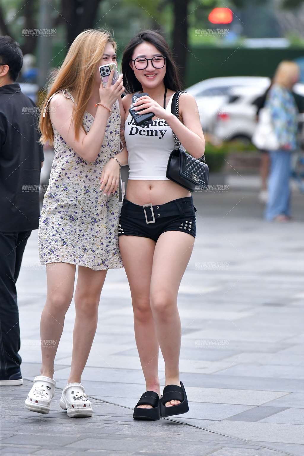 开心热裤闺蜜美女-流行馆