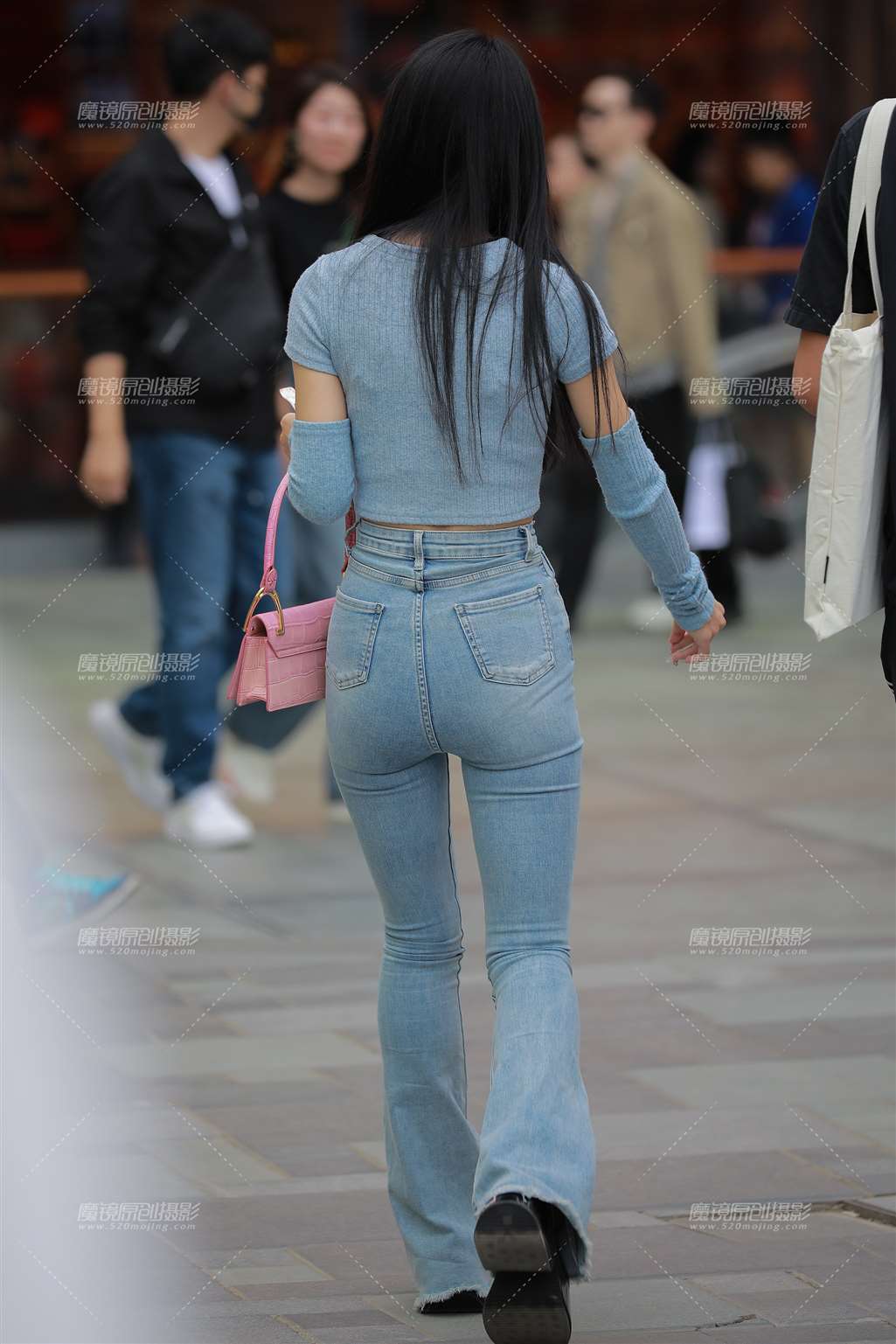 图片[2]-【玻璃街拍】吃冰激凌的小姐姐-流行馆