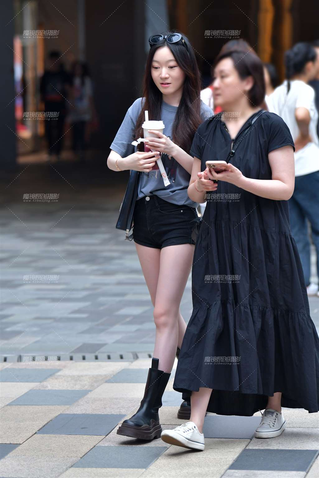 图片[4]-逛街黑色热裤美女-流行馆