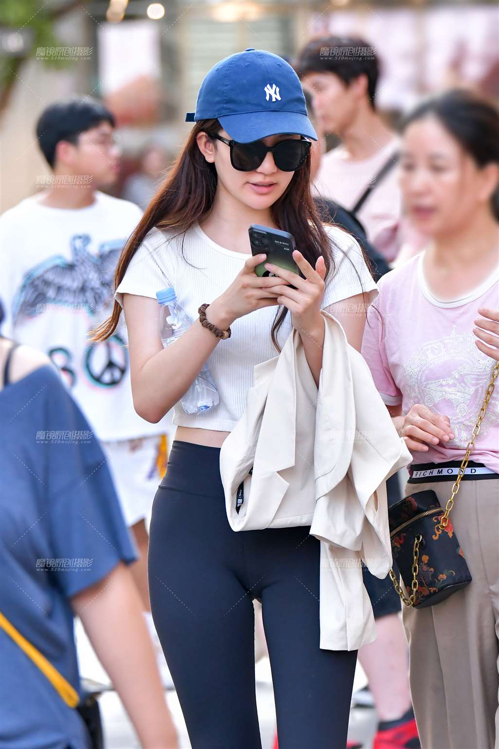图片[4]-甜美苗条紧身裤美女-流行馆