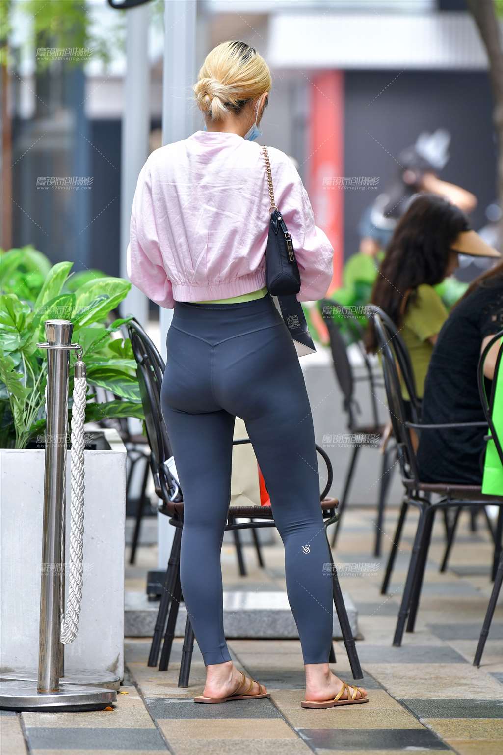 图片[2]-雨后超紧瑜伽裤美女-流行馆