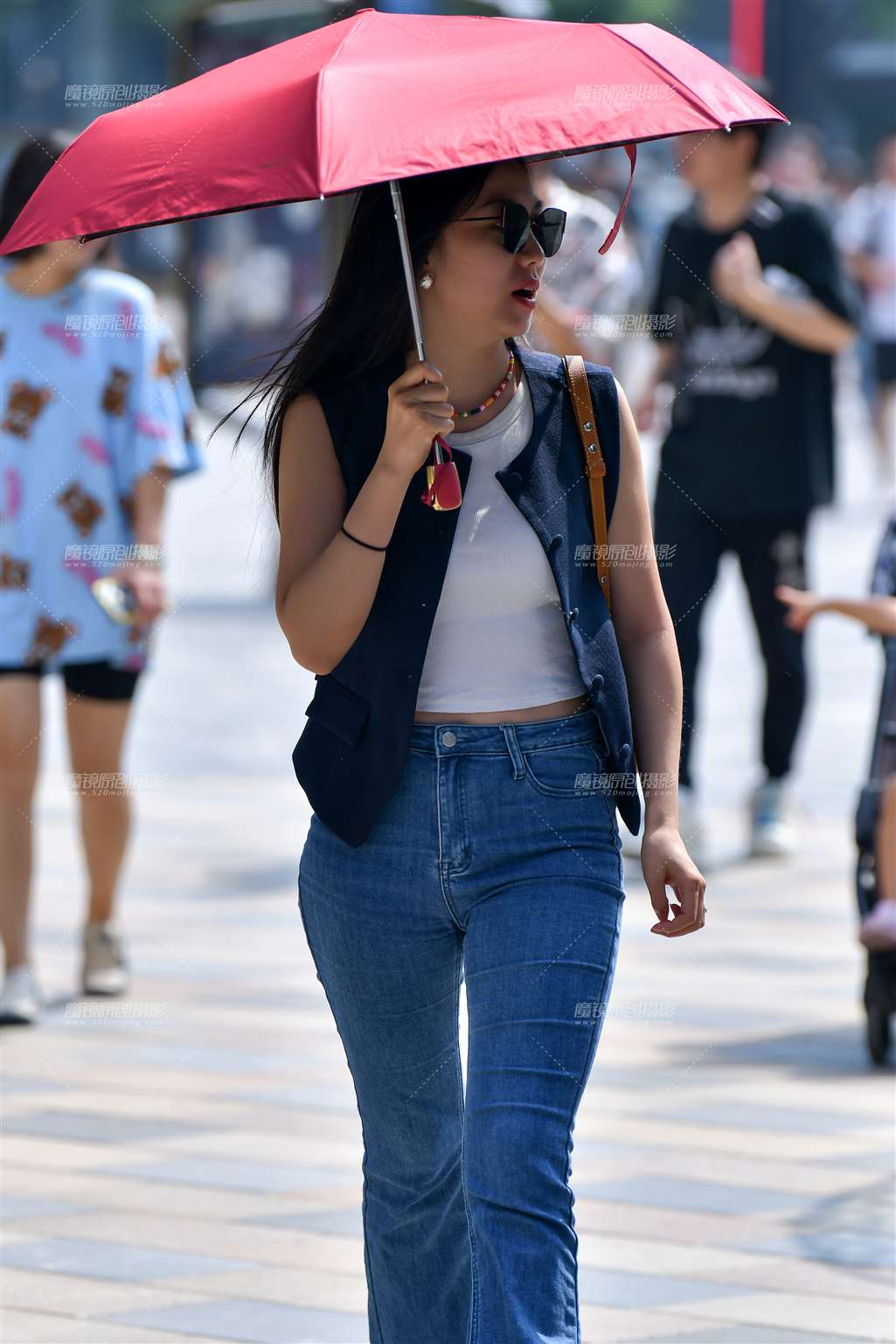 图片[3]-红伞下牛仔裤美女-流行馆