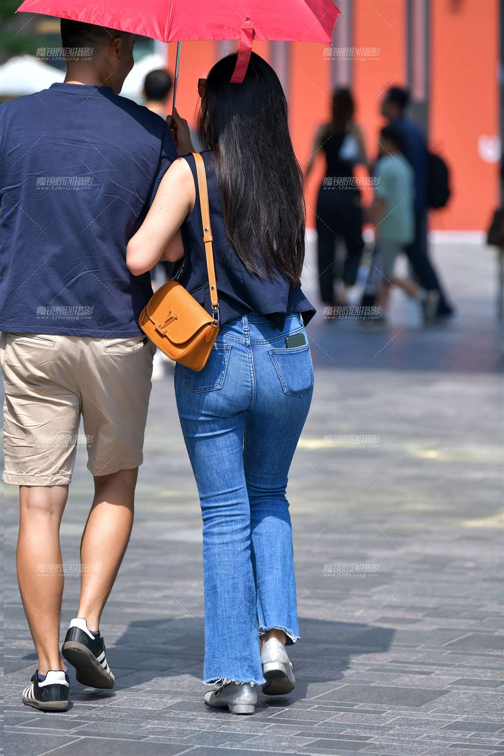 图片[4]-红伞下牛仔裤美女-流行馆