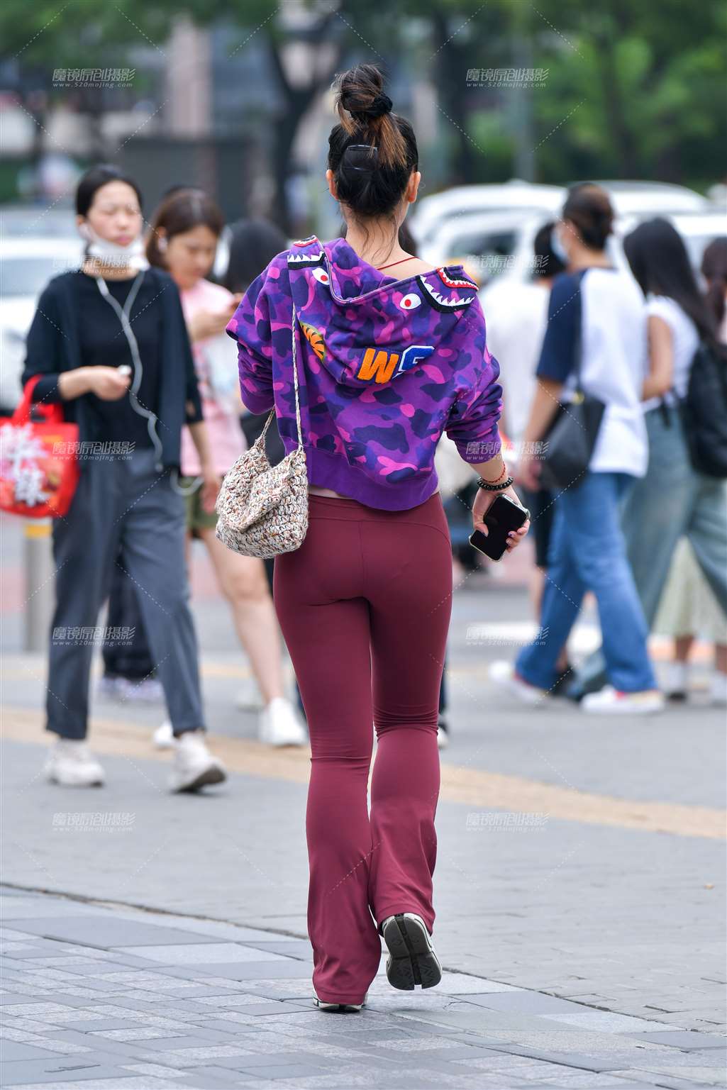 图片[2]-蓝指甲红紧身裤美女-流行馆