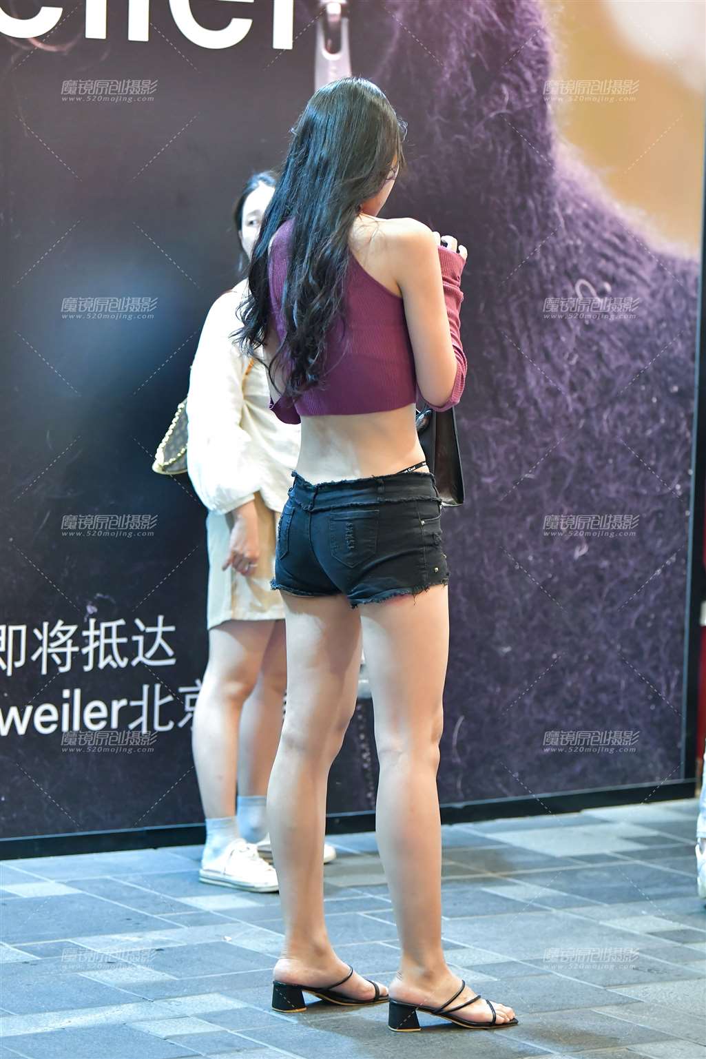 图片[3]-等电梯热裤美女-流行馆