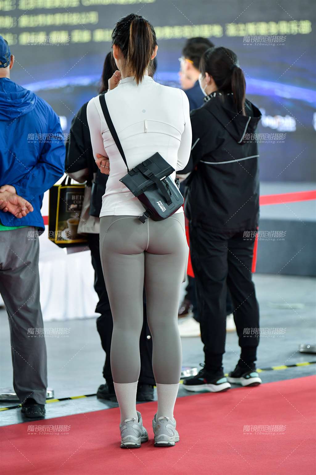 图片[2]-观众瑜伽裤美女-流行馆
