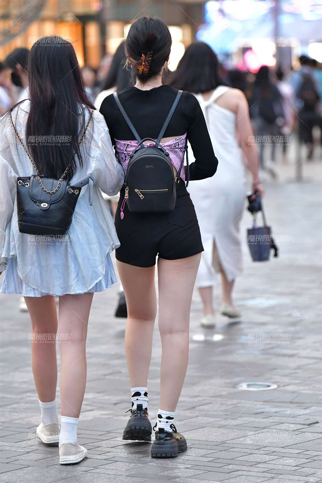 图片[2]-开心逛街闺蜜美女-流行馆