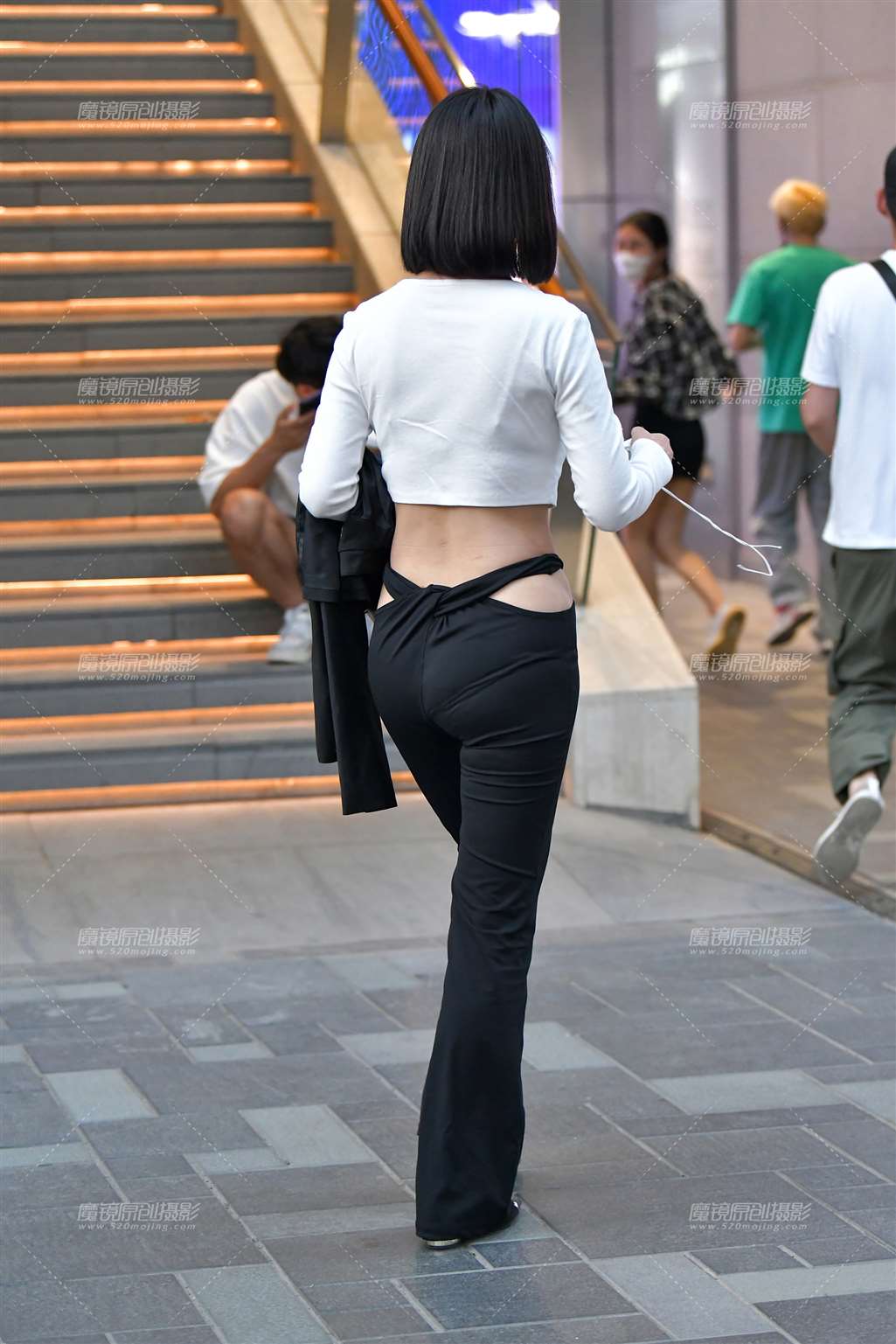 图片[2]-白花紧身黑裤美女-流行馆
